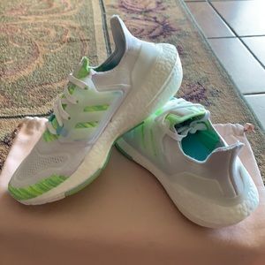 Adidas Women's Ultraboost 22 Premium Running Shoes